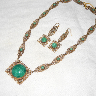 Vintage green glass imitation necklace and earring set.