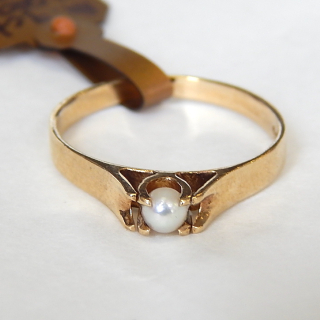 Sweet Little Cultured Pearl and 9ct Gold ring
