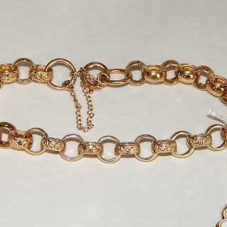 9ct Gold 7mm link Bracelet. 13.1 grams