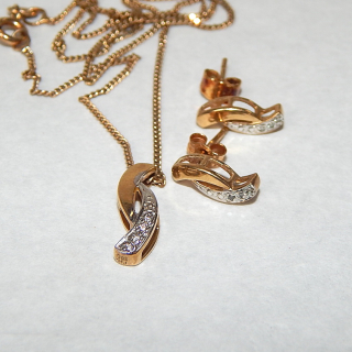 9ct Gold Diamond pendant and earring set.