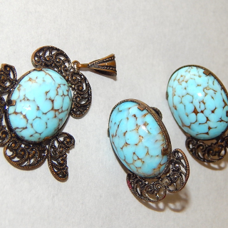 Vintage Turquoise look pendant & Screw on earrings