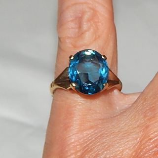 9ct Gold 1.3cm Blue stone vintage ring