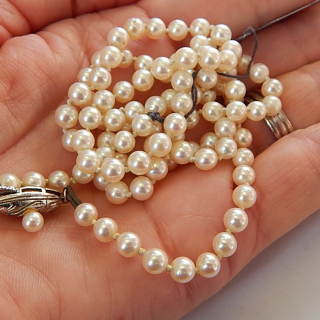 65cm string of lustre Cultured Pearls.