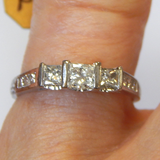 18ct White Gold & Diamond ring