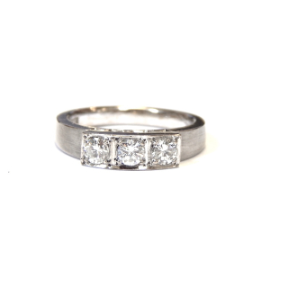 Gorgeous 18ct White Gold 3 Stone Diamond Ring