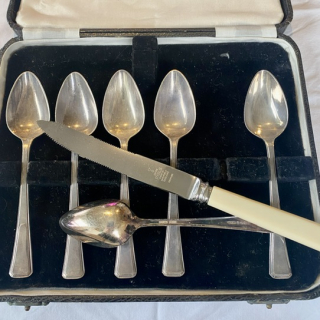Set of EPNS grapefruit spoons and knife