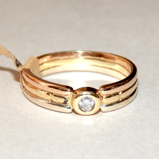 Tri 18ct Gold and Diamond ring. Val $1980