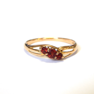Pretty 9ct Gold Garnet Ring