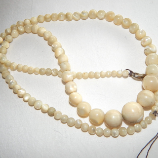 71cm Mother of Pearl Vintage Bead Necklace